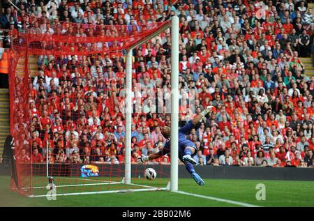 Manchesters Torhüter Joe hart wird von Liverpools Luis Suarez zu ihrem zweiten Tor geschlagen Stockfoto