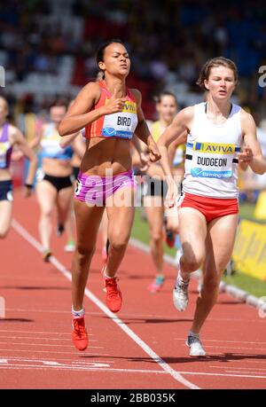 Großbritanniens Tara Bird gewinnt das 800-m-Rennen von der britischen Emily Dudgeon während der Mentoring-Initiative "On Camp with Kelly" von Dame Kelly Holmes Stockfoto