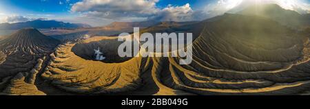 Luftaufnahme einer spektakulären Vulkanlandschaft in goldenem, spätabends sonnendem Sonnenlicht. (Mount Bromo) Stockfoto