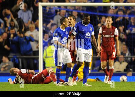 Evertons Victor Anichebe (rechts) feiert mit seinem Teamkollegen Leon Osman (links) das vierte Tor seines Teams Stockfoto