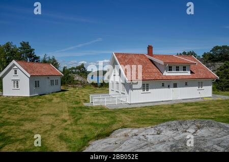 Neu errichtetes luxuriöses Feriendomizil im traditionellen Baustil von Holzhäusern an der Südküste Norwegens. Stockfoto