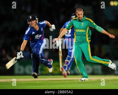 Wayne Parnell aus Südafrika trys, um Englands Jonathan Trott auszulaufen, indem er den Ball auf die Stümpfe trickte Stockfoto