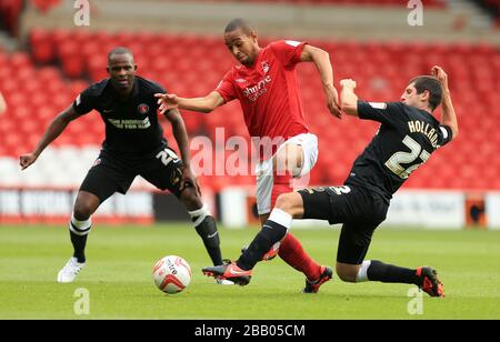 Dexter Blackstock (Center) von Nottingham Forest im Einsatz gegen Danny Hollands (rechts) von Charlton Athletic und Leon Cort (links) Stockfoto