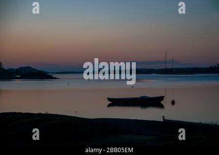 Stillgewässer. Die blaue Stunde nahe der Morgendämmerung um 3 Uhr im Hochsommer im Archipel Kragerø an der Südküste Norwegens. Stockfoto