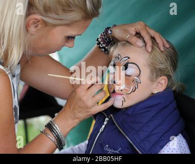 Gesichtsbemalung am Sandown Park Family Fun Day. Stockfoto