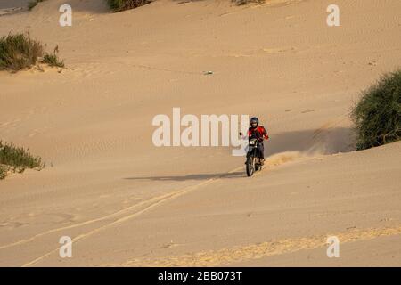 Dirt-Bike auf einer Sanddüne Stockfoto