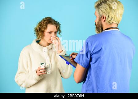 Diagnosekonzept. Arbeiten Sie mit kranken Patienten. Krankengeschichte. Arzt kommuniziert mit Frau. Medizinische Behandlung. Symptome einer Virusinfektion. Medizinische Hilfe. Bitten Sie um Beschwerden. Tests und Bestrahlung verschreiben. Stockfoto
