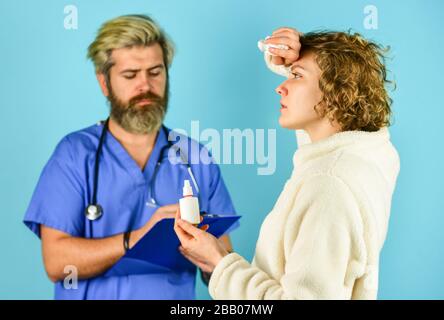 Medikamentenüberdosis. Medikamente im Tagestarif. Symptome einer Virusinfektion. Medizinische Behandlung. Effektive Heilungen. Tests und Bestrahlung verschreiben. Kranker Patient. Medizinische Hilfe. Krankengeschichte. Arzt teilt Frau mit. Stockfoto