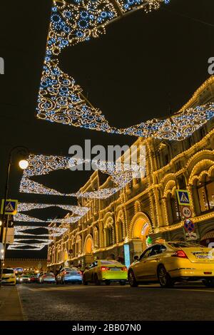 MOSKAU, RUSSLAND -19. MÄRZ 2020 Nachtbild eines Taxiwagens. Taxistand auf dem Autodach leuchtet im Dunkeln Stockfoto