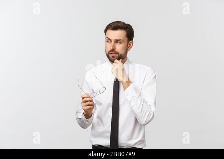 Ein gutaussehender junger kaukasischer Tausendjähriger Mann in Brille und ein weißes T-Shirt, das auf grauem Studiohintergrund isoliert ist, sieht sich leeres Exemplar an. Stockfoto