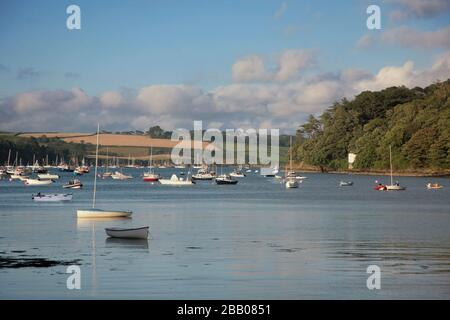 Der Helford River von Helford Village aus, der durch die Anlegestellen nach Durgan blickt: Cornwall, England, Großbritannien Stockfoto