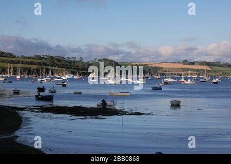 Der Helford River von Helford Village aus, der durch die Anlegestellen nach Durgan blickt: Cornwall, England, Großbritannien Stockfoto