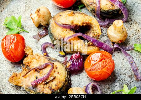 Gebratene Makrele mit gegrilltem Gemüse in Pfanne Stockfoto