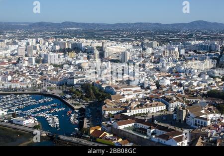 Luftaufnahme des historischen Zentrums der Stadt Faro an der Küste der Algarve in Portugal. Igreja de Santa Maria, Ginasio Clube Naval, Nucleo Museologi Stockfoto