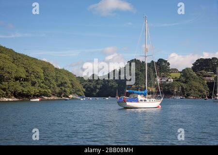 Der Eingang zum Porthnavas Creek, mit Calamansack Woods auf der linken Seite und Perran Cove auf der rechten Seite: Cornwall, England, Großbritannien Stockfoto