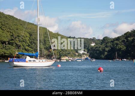 Der Eingang zum Porthnavas Creek, mit Calamansack Woods auf der linken Seite und Perran Cove auf der rechten Seite: Cornwall, England, Großbritannien Stockfoto