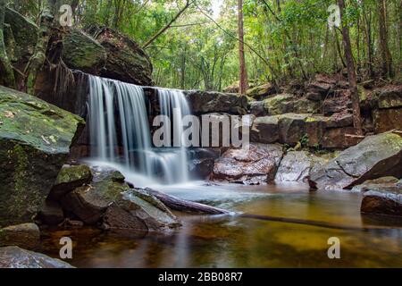 Verborgenes Juwel auf dem Weg zur Touristenattraktion Suoi Tranh Wasserfall. Stockfoto