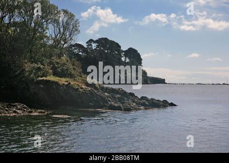 Der Helford River gegenüber dem Helford Village blickt auf den Fluss, mit Pedn Billy Point und Strand auf der linken Seite: Cornwall, England, Großbritannien Stockfoto