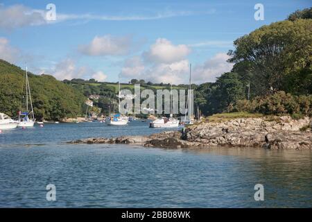 Der Helford River gegenüber von Helford Village, der auf den Porthnavas Creek blickt, mit Pedn Billy Point und Strand auf der rechten Seite: Cornwall, England, Großbritannien Stockfoto