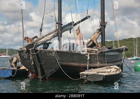 Wasserausschnitte an Bord der alten und vielbefahrenen Looe Lugger, "Guide Me", gebaut im Jahr 1911 am Helford River, Cornwall, England, Großbritannien Stockfoto