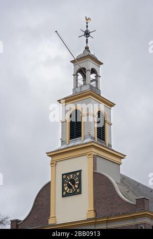 Kirchturm der reformierten Kirche mit dem Namen "Brückenkirche" (niederländisch: Brugkerk) in der Stadt Waddinxveen, Niederlande Stockfoto