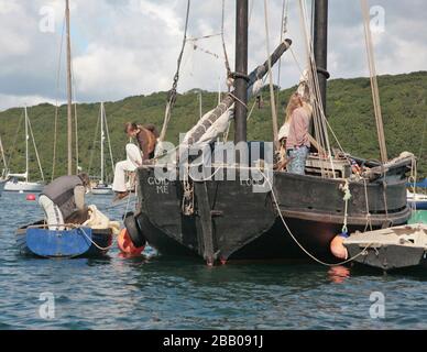 Wasserausschnitte an Bord der alten und vielbefahrenen Looe Lugger, "Guide Me", gebaut im Jahr 1911 am Helford River, Cornwall, England, Großbritannien Stockfoto