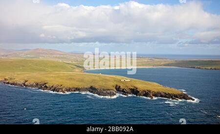 Fliegen Sie zum Flughafen Sumburgh, Garths Ness und Bay of Quendale, Mainland, Shetland, Schottland, Großbritannien. Stockfoto