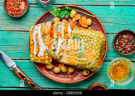 Dschelliges, kaltes Fischgericht, gefüllt mit gelatinöser Brühe. Russische nationale Küche Stockfoto