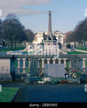 Port Sunlight Hillsborough Disaster Memorial Garden an 96 Fußballfans, mit Dorfkriegsdenkmal und Lady Lever Art Gallery im Hintergrund. Stockfoto