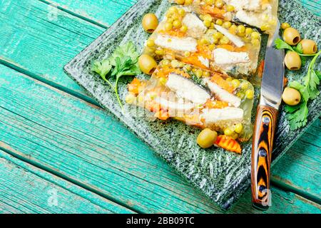 Dschelliges, kaltes Fischgericht, gefüllt mit gelatinöser Brühe. Russische nationale Küche Stockfoto