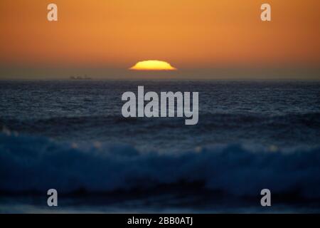Sonnenuntergang über dem Atlantischen Ozean, aufgenommen vom Llandudno Beach Südafrika Stockfoto