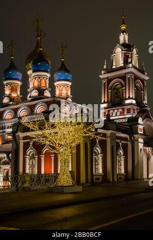 MOSKAU, 10. JANUAR 2020. RUSSISCHE KIRCHE IN DER NACHT mit einem großen beleuchteten BAUM geschmückt, um das neue Jahr zu feiern. Stockfoto