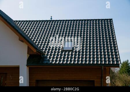 Das Dach besteht aus Keramikfliesen. Ein neu errichtetes Haus. Stockfoto
