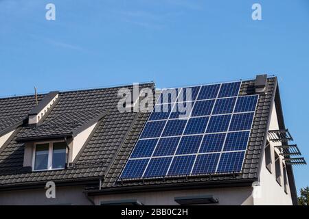 Installierte Solarmodule. Das Dach des Gebäudes aus Metallziegeln. Stockfoto