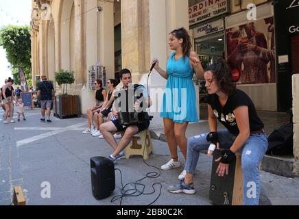 Valletta. Malta. Altstadt. Buckende Band mit weiblicher Sängerin. Republic Street. Stockfoto