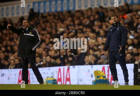 Tottenham Hotspur Interimsmanager Tim Sherwood (rechts) und West Hams United-Manager Sam Allardyce reagieren auf die Touchline Stockfoto