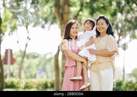 Glückliche Seniorin Asian Woman mit Tochter und Enkelin im Park Stockfoto