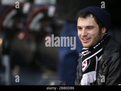 Ein Fulham-Fan zeigt Unterstützung für sein Team auf den Tribünen Stockfoto