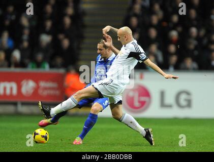 Evertons Phil Jagielka (links) und Swansea City's Jonjo Shelvey (rechts) kämpfen um den Ball Stockfoto