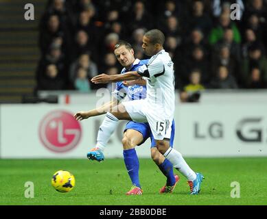 Wayne Routledge (rechts) von Swansea City und Phil Jagielka (links) von Everton kämpfen um den Ball Stockfoto