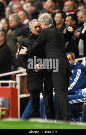 Arsenal-Manager Arsene Wenger (rechts) und Chelsea-Manager Jose Mourinho (rechts) begrüßen sich vor dem Spiel Stockfoto