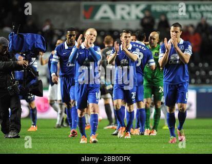 Evertons Phil Jagielka (rechts), Sylvain Distin (links), Steven Naismith (Mitte links) und Evertons Seamus Coleman (zweite rechts) werden von einer Fernsehcrew gedreht, während sie die Fans nach dem Abpfiff bestätigen Stockfoto