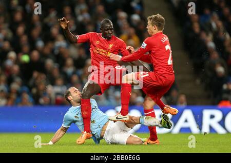 Liverpools Mamadou Sakho (links) und Leiva Lucas (rechts) kämpfen um den Ball mit Pablo Zabaleta (Boden) von Manchester City Stockfoto