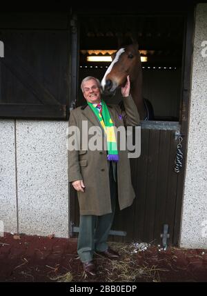 Fünf Mal Gewinner des King George VI Steeple Chase Kauto Star mit Besitzer Clive D Smith Stockfoto