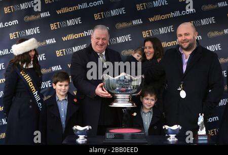 William Hill's Retail Director James Henderson mit Vertretern von Silviniaco Conti nach dem Sieg im William Hill King George VI Steeple Chase Stockfoto