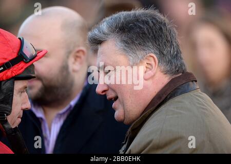 Jockey Noel Feily (links) feiert den Sieg im William Hill King George VI Chase auf Silviniaco Conti mit Trainer Paul Nicholls (rechts) Stockfoto