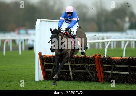 Vicenzo Mio, der vom Jockey Daryl Jacob geritten wurde, springt den letzten, der weitergeht und gewinnt die William Hill - iPhone, iPad, iPad Mini Juvenile Hürde während des zweiten Tages des William Hill Winter Festivals 2013 auf der Kempton Park Racecourse Stockfoto