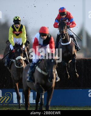 Sprinter Sacre, der vom Jockey Barry Geraghty (rechts) geritten wird, springt den letzten auf der ersten Rennstrecke, bevor er sich während des zweiten Tages des William Hill Winter Festivals 2013 auf der Kempton Park Racecourse in der williamhill.com Desert Orchid Chase aufzieht Stockfoto