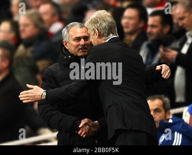 Arsenal-Manager Arsene Wenger (rechts) und Chelsea-Manager Jose Mourinho (rechts) begrüßen sich vor dem Spiel Stockfoto