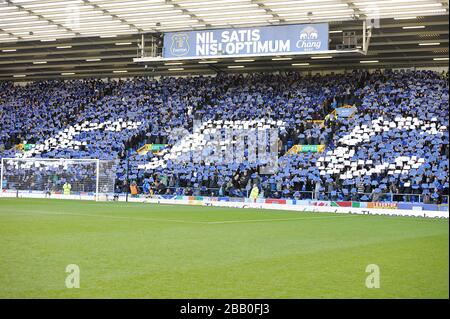 Everton-Fans halten während einer Minute Applaus farbige Karten auf den Tribünen für alle mit dem Verein verbundenen, die 2013 ihr Leben verloren haben Stockfoto